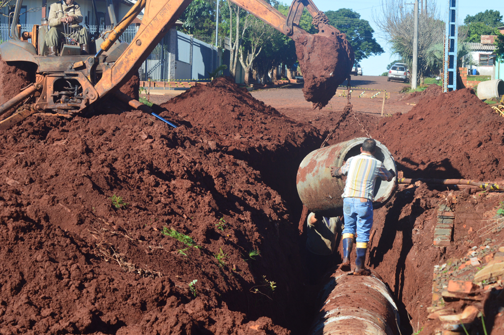 SECRETARIA DE OBRAS RETOMA SERVIÇOS NO BAIRRO MUCHA